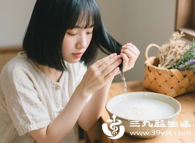 淘米水vs洗发水 天然护发和现代护理该选哪个