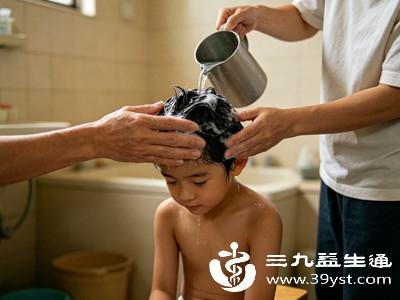 取第一次或第二次的淘米水（第一次淘米水污垢较多，第二次相对干净），过滤掉其中的杂质，装入容器中