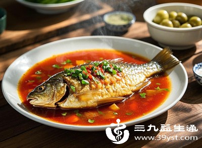 痛风患者应谨慎食用鲫鱼，因为鲫鱼属于中高嘌呤食物，嘌呤在体内代谢会产生尿酸，可能诱发或加重痛风症状，尤其在痛风急性发作期应避免食用