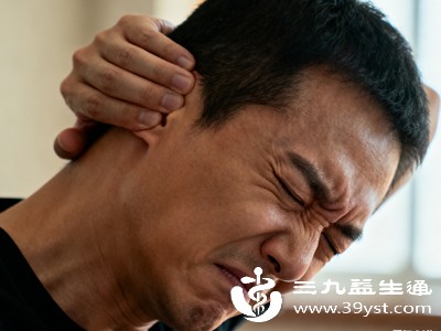 长期或过量使用某些具有耳毒性的物质，可能损伤内耳和听神经，导致右耳听力弱，但需注意避免提及具体药物名称