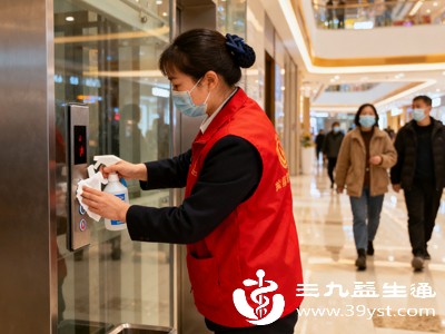 多人共用电梯时，每次乘坐人数不超过电梯额定载客量的50%，尽量减少交谈