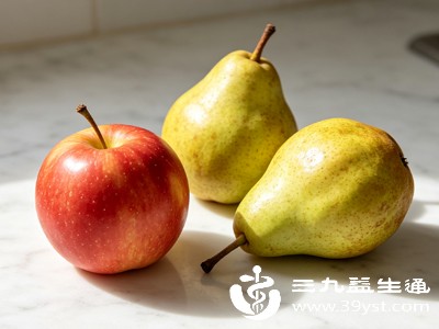 经期女性气血偏弱，忌寒凉刺激，过量同食苹果梨，容易导致寒气淤积，引发宫寒腹痛、经血不畅