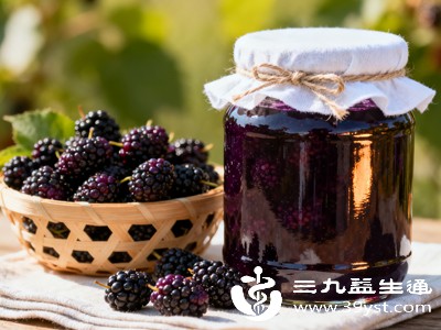 经期女性体质偏弱,宫寒女性本身寒气较重,桑葚的寒性会加重体内寒湿淤积,容易引发痛经、经血不畅、宫寒加重等问题,经期前后尽量少吃,最好熟食食用 经期女性体质偏弱,宫寒女性本身寒气较重,桑葚的寒性会加重体内寒湿淤积,容易引发痛经、经血不畅、宫寒加重等问题,经期前后尽量少吃,最好熟食食用