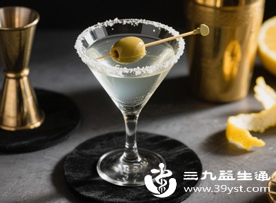 酒精首先在乙醇脱氢酶作用下转化为乙醛