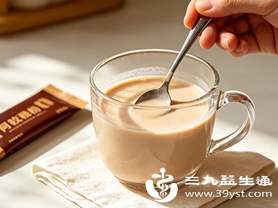 将研磨好的阿胶粉放入杯中，加入适量温开水或热牛奶、豆浆等，搅拌均匀后即可饮用