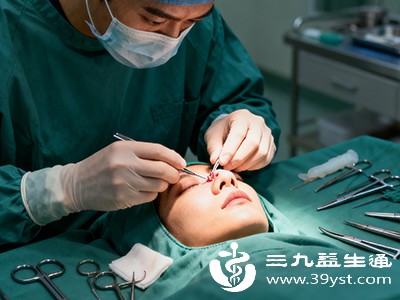 自体软骨隆鼻创伤相对较小，恢复速度较快，侧睡时间可稍早