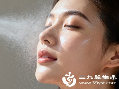 补水后必须使用保湿乳液或面霜,在皮肤表面形成保护膜,防止水分流失 补水后必须使用保湿乳液或面霜,在皮肤表面形成保护膜,防止水分流失