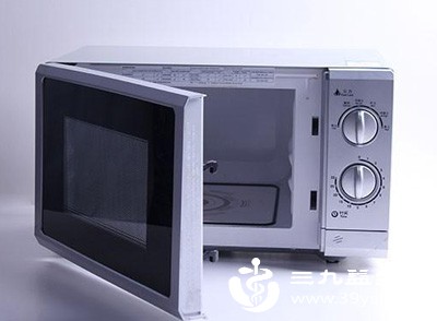 微波炉温奶需将牛奶倒入适用容器，加盖留透气孔防喷溅