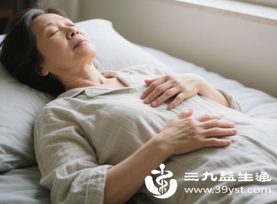 平躺在床上，双手放在腹部，用鼻子缓慢吸气，使腹部隆起，吸气时间约3-5秒