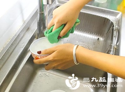 长期潮湿浸渍，频繁洗手、洗衣洗碗，手指缝隙水分无法及时干透，角质层会发白变软，皮肤保护层受损，细菌、真菌大量滋生，进而引发发红、瘙痒、糜烂
