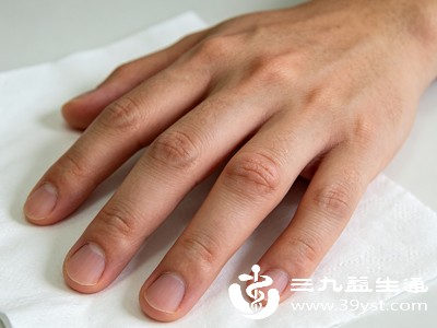 中医讲“脾主四肢，湿走皮肉”，脾胃功能虚弱的人群，水湿代谢能力变差，湿热毒素无法正常排出，会淤积在四肢末端，集中在手指缝隙爆发