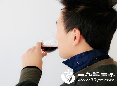 酒精不仅伤害胃部，还会随胃内容物进入肠道，刺激肠道黏膜