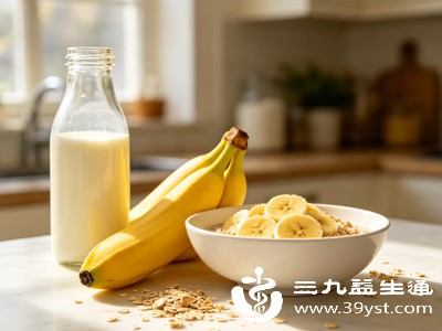 打碎之后，香蕉里的糖分吸收更快，对血糖不友好，同时也会加快肠道刺激，肠胃敏感者尽量直接吃，不要打成细腻奶昔