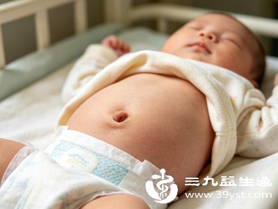 鼓包变硬，按压无法推回去，宝宝持续哭闹、呕吐、肚子胀，这属于急症，不是普通脐疝