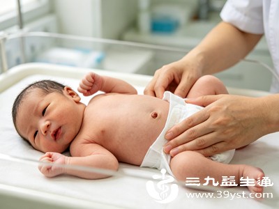 不要热敷、涂抹草药、偏方药膏。新生儿皮肤娇嫩，极易引发过敏、感染