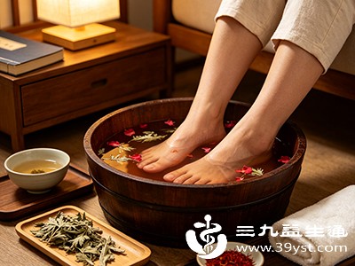 泡脚误区：艾叶红花泡脚虽好，这些禁忌不注意等于“踩雷”