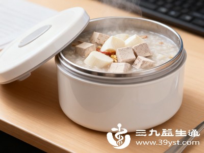 山药去皮切块，与莲子、芡实一同放入锅中，加水煮至食材软烂，加冰糖调味