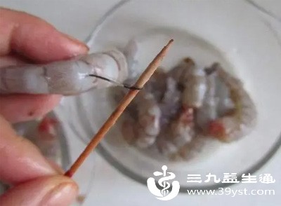 沿虾背剪开,用牙签挑出虾线(虾肠),这是虾体内代谢废物的主要通道,去除后更卫生 沿虾背剪开,用牙签挑出虾线(虾肠),这是虾体内代谢废物的主要通道,去除后更卫生