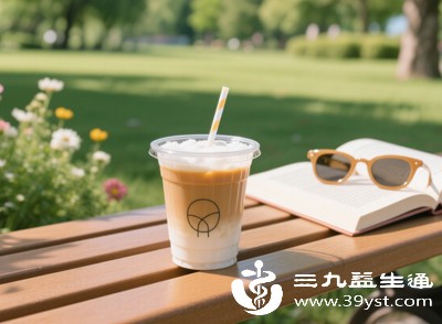 长期大量食用蛋糕、奶茶、糖果等高糖食物，以及白面包、面条等精制碳水化合物，会导致体内血糖快速升高，刺激胰岛素大量分泌