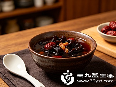 饮用木耳红枣汤可润肺生津、滋养肺腑，帮助身体抵御干燥影响，维持脏腑功能平衡