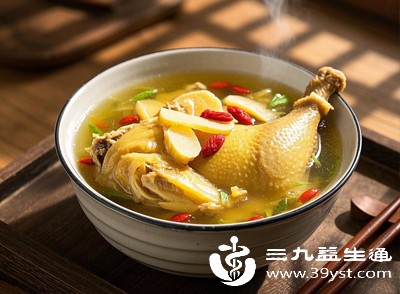 鸡肉买回来后，先用清水冲洗干净，去除表面的血水和杂质