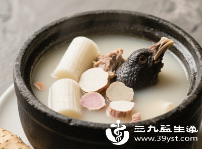 将焯好水的鸡肉放入砂锅中，加入足量的开水，水量以没过鸡肉3-5厘米为宜