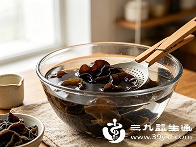 食用前需将黑木耳充分泡发，用温水或冷水泡发，避免热水长时间浸泡以防营养流失或滋生细菌