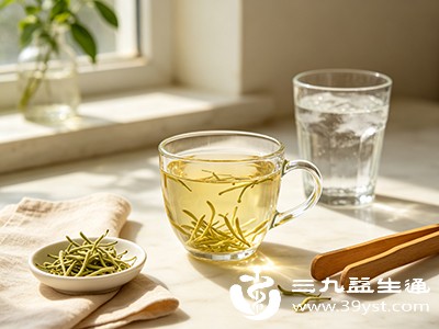 避免空腹饮用金银花茶，可在饭后半小时至一小时饮用，以减少对胃肠道的刺激