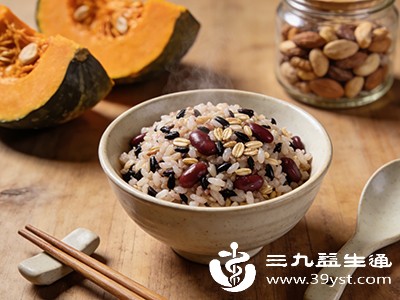 应将部分精制碳水替换为复合碳水化合物，如糙米