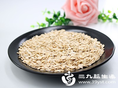 应选择复合碳水化合物，如全谷物（燕麦、糙米、藜麦等）