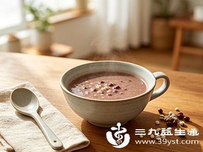 红豆（赤小豆）和薏米都具有利水消肿的作用
