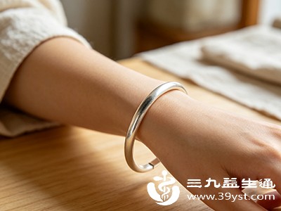 皮肤角质层较厚者,手腕表面角质细胞多,黑色的硫化银和氧化银更易附着,形成明显印记 皮肤角质层较厚者,手腕表面角质细胞多,黑色的硫化银和氧化银更易附着,形成明显印记