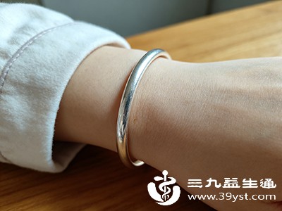 佩戴时避免与护肤品、化妆品等直接接触,建议化妆护肤后再戴,减少化学物质侵蚀 佩戴时避免与护肤品、化妆品等直接接触,建议化妆护肤后再戴,减少化学物质侵蚀