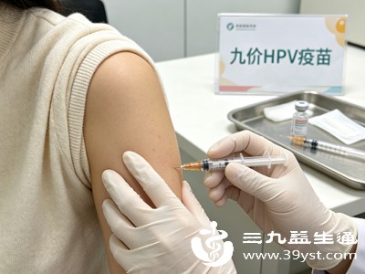 接种完成后,必须在接种点留观30分钟,这是规避急性过敏、晕厥等突发问题的关键步骤,无头晕、心慌、皮疹、呼吸困难等异常方可离开 接种完成后,必须在接种点留观30分钟,这是规避急性过敏、晕厥等突发问题的关键步骤,无头晕、心慌、皮疹、呼吸困难等异常方可离开