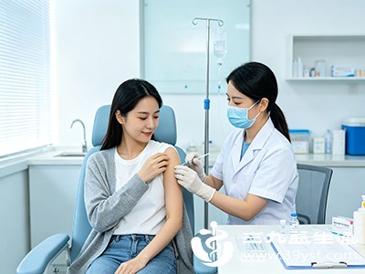 若从未接种过相关疫苗，或接种史不详，被小猫抓破皮肤后，应及时就医听从专业建议