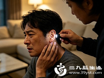 用力摇晃头部或拍打耳朵