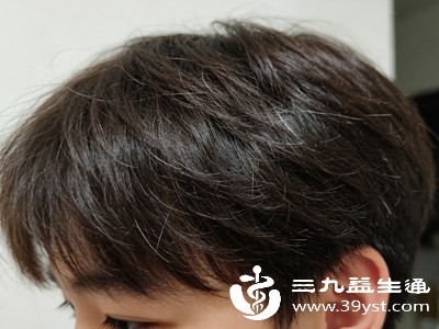 长期不吃粗粮、蛋类、绿叶蔬菜等食物，容易导致B族维生素缺乏，使毛囊细胞功能紊乱，黑色素生成减少，引发白发