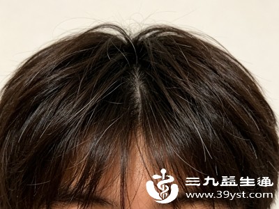 慢性肝病、肾病、贫血等慢性疾病会导致身体长期处于虚弱状态，影响营养物质的吸收和运输，使毛囊无法获得充足的营养供应，黑色素合成受阻，最终导致白发