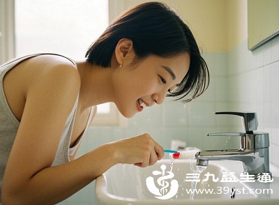 术后24小时内虽然不刷牙,但可通过轻柔漱口(24小时后)和吞咽唾液保持口腔清洁,短暂的“不刷牙”是为了保护血凝块,相比口腔暂时的“不清洁”,血凝块稳定对创口愈合更为重要 术后24小时内虽然不刷牙,但可通过轻柔漱口(24小时后)和吞咽唾液保持口腔清洁,短暂的“不刷牙”是为了保护血凝块,相比口腔暂时的“不清洁”,血凝块稳定对创口愈合更为重要