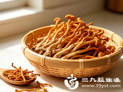 虫草菇在食用前需进行简单处理，新鲜虫草菇应先去除根部较硬的部分，然后用清水轻轻冲洗干净，避免过度揉搓导致营养流失