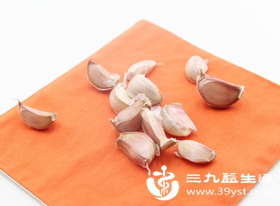 胃部功能正常的健康人群，适量食用大蒜通常不会对胃部造成伤害