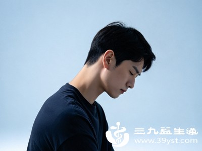 长期低头，颈后肌肉被持续拉长、僵硬劳损，胸前肌肉紧张缩短，前后拉力失衡，硬生生把颈椎弧度拉平
