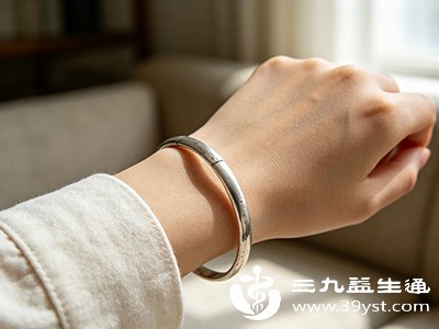 对于烫伤部位的饰品（如戒指、手镯），需及时取下