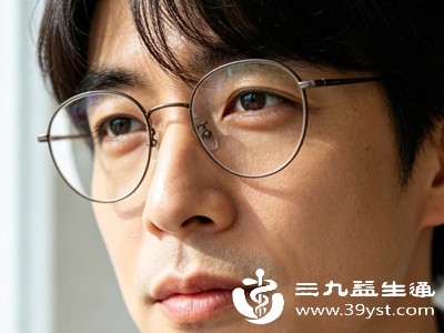 若佩戴新眼镜后出现不适,可换上之前佩戴舒适的旧眼镜,对比两者的佩戴感受 若佩戴新眼镜后出现不适,可换上之前佩戴舒适的旧眼镜,对比两者的佩戴感受