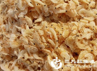 食用虾皮时,可先将其用清水浸泡10-15分钟,反复冲洗2-3次,以去除部分表面的盐分,减少钠的摄入 食用虾皮时,可先将其用清水浸泡10-15分钟,反复冲洗2-3次,以去除部分表面的盐分,减少钠的摄入