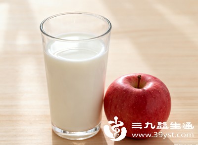 乳糖不耐受人群可选择无乳糖牛奶,或采用少量多次的方式饮用牛奶,也可将牛奶与苹果一同制作成奶昔,膳食纤维与蛋白质充分混合后,可能会降低不适反应的发生率 乳糖不耐受人群可选择无乳糖牛奶,或采用少量多次的方式饮用牛奶,也可将牛奶与苹果一同制作成奶昔,膳食纤维与蛋白质充分混合后,可能会降低不适反应的发生率
