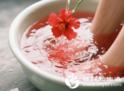 外调以疏通经络、散寒祛湿为主,每晚用温水泡脚15分钟,配合简单拉伸、拍打四肢,放松紧张肌肉,促进全身气血循环,缓解肌肉僵硬酸痛 外调以疏通经络、散寒祛湿为主,每晚用温水泡脚15分钟,配合简单拉伸、拍打四肢,放松紧张肌肉,促进全身气血循环,缓解肌肉僵硬酸痛