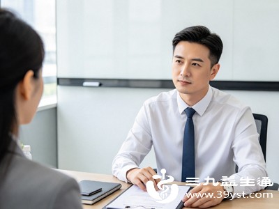 坐姿保持腰背挺直、双肩打开,端正的体态会向大脑传递“从容稳定”的信号,从肢体层面缓解紧张,避免进场后身体僵硬、说话卡顿 坐姿保持腰背挺直、双肩打开,端正的体态会向大脑传递“从容稳定”的信号,从肢体层面缓解紧张,避免进场后身体僵硬、说话卡顿