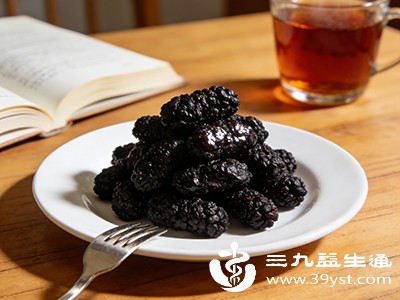 食用深色食物或饮品是导致舌苔发黑的最直接原因 食用深色食物或饮品是导致舌苔发黑的最直接原因