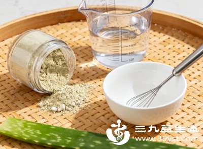 可将三七粉与适量温和的基质(如酸奶、芦荟胶)混合调成糊状 可将三七粉与适量温和的基质(如酸奶、芦荟胶)混合调成糊状